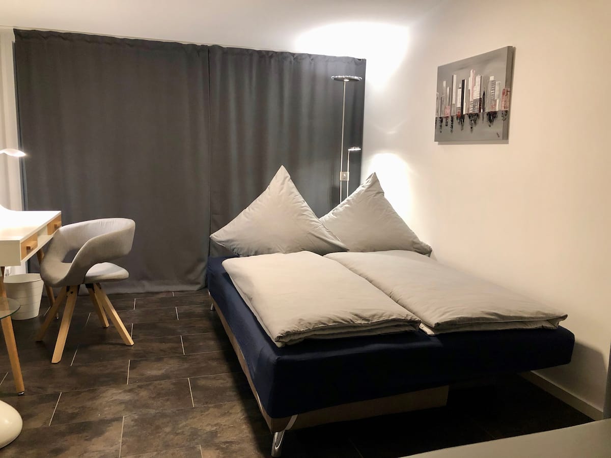 Modernes Apartment-Zimmer mit Schreibtisch